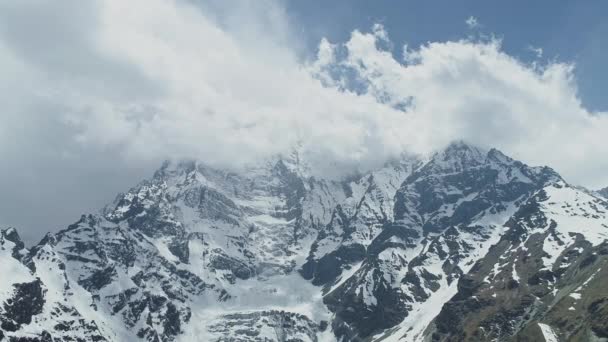 Nuvens majestosas escondendo céu-alto pico de neve montanha gigante frio Annapurna III — Vídeo de Stock