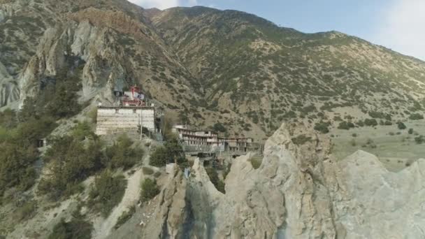 A drónok átrepülnek a zord szirtek felett a félreeső Braga kolostorba, Nepálba. — Stock videók