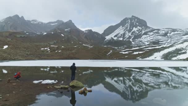 Turisták fotózni a hegyvidéki Ice Lake, havas csúcs reflexió a víz, Nepál — Stock videók