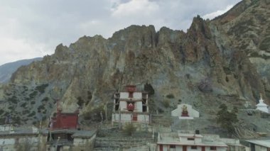 Nepal 'deki Braga manastırı ile keskin tepe uçurumlarından havadan uçuş.