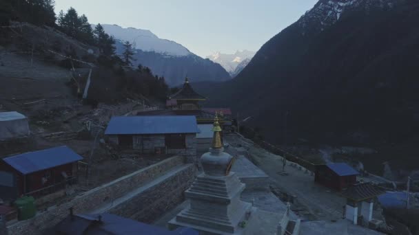 Panorama du crépuscule près du temple Upper Pisang, vallée de la rivière, sommet de la montagne de neige — Video