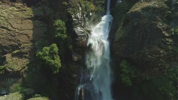 Cachoeira quebra-se em rochas, salpicos e salpicos ao redor — Vídeo de Stock