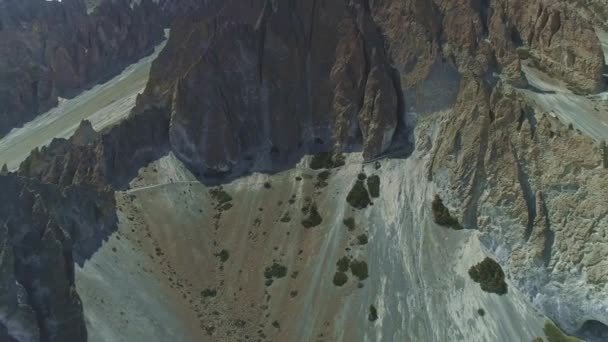 Sharp amplia ladera de las tierras altas, turistas trekking cerca de crestas acantilados, Nepal — Vídeo de stock