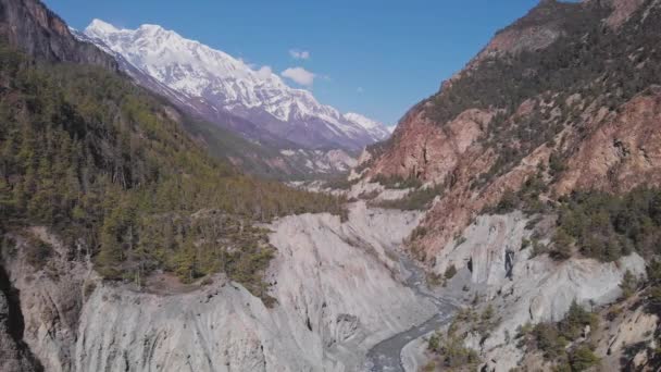 Zonnig bergpanorama, Marshyangdi rivierkloof, Sneeuwtop Annapurna, Nepal — Stockvideo