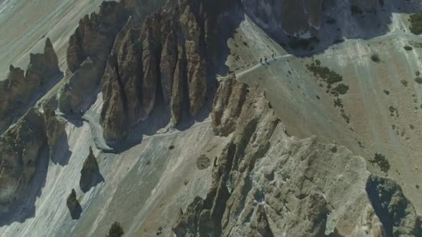 Alta quota salita sopra altipiani ghiaioni pendio, creste rocciose, scogliere ripide, Nepal — Video Stock