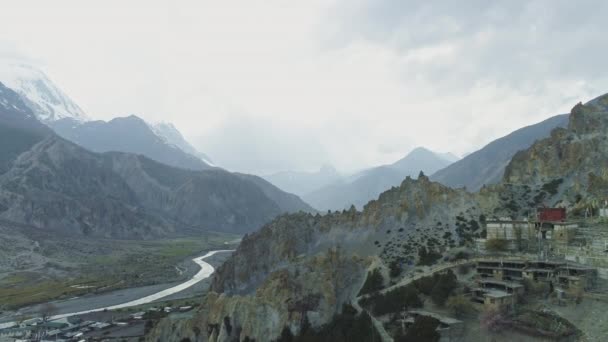 Misty ampio panorama valle del fiume, monastero di Braga vicino creste scogliere, Nepal — Video Stock