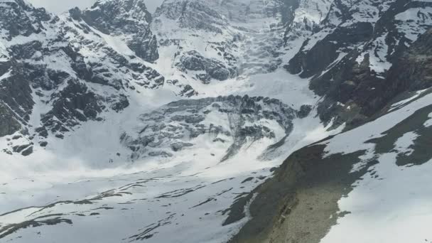 Buzul moraine 'in üzerinde yükselin, karlı Annapurna Iii' nin ulaşamayacağı bir yerde. — Stok video