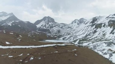 Alçalan uçuş dağlık platoda, Buz Gölü karlı kayanın yanında, Nepal 'de 