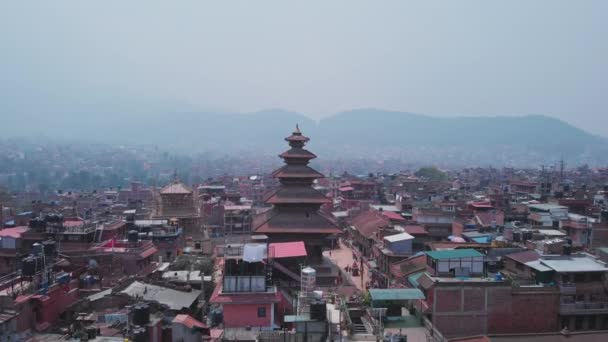 霧のバクタプールのパノラマ、高くそびえるネタポラ塔、ネパールとTaumahdi広場 — ストック動画