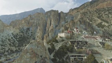 Keskin tepe yamaçlarının üzerindeki hava panoramiası Braga manastırı, Nepal