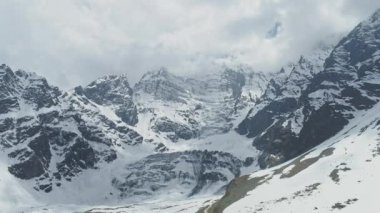 Kasvetli gökyüzü yüksekliğindeki Annapurna Iii dağının eteğindeki dondurucu şelale, Nepal