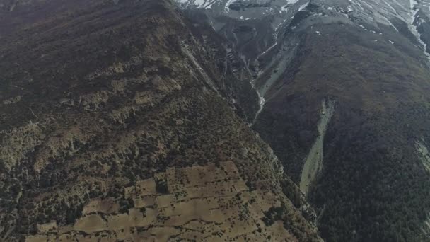 Prachtig hoog uitzicht op de berghelling met afgelegen Ghyaru dorp, Nepal — Stockvideo