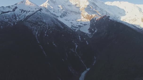 Annapurna 'nın muhteşem parlaklığı vadiden yükseliyor, karanlık orman yamaçlarından. — Stok video