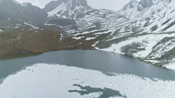 Tierras altas nevadas del Himalaya sobre el lago de hielo, témpano de hielo en la superficie de agua fría, Nepal — Vídeos de Stock