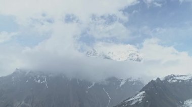 Dağlık arazi, sisli bulutlar Annapurna dağının tepesini gizliyor, Nepal 