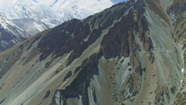 Μια επική ορεινή διαδρομή, Annapurna Circuit trek οδηγεί πάνω από ευρύχωρα screes, Νεπάλ — Αρχείο Βίντεο