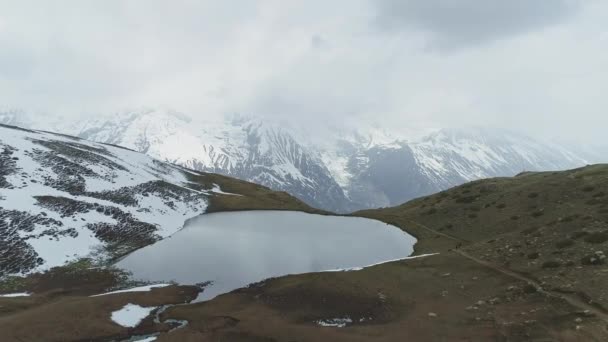 Malownicze widoki na ptaki, górskie jezioro, mglista śnieżna góra Annapurna, Nepal — Wideo stockowe