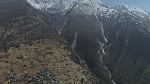 Geweldig panorama, verloren in bergen afgelegen Ghyaru dorp, besneeuwde Pisang Peak — Stockvideo