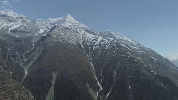 Letecké panorama ohromujícího sněhu Pisang Peak tyčící se poblíž vesnice Ghyaru, Nepál — Stock video