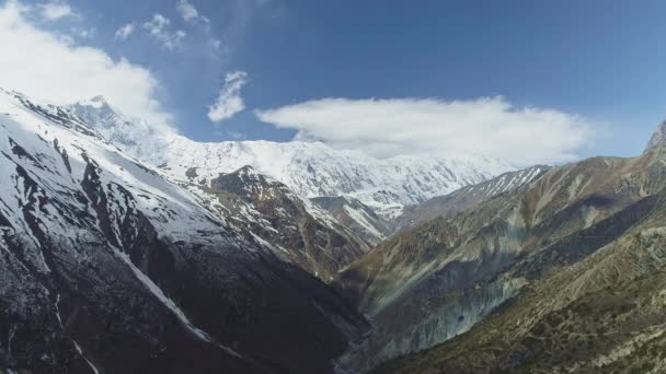 Vysokohorské panorama, horská rokle, sníh Grande Barrier, Tilicho Peak, Nepál — Stock video
