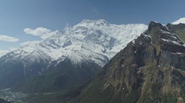 Görkemli kuşların gözü panorama, Annapurna Ii dağının güneşli karlı yüzü, Nepal