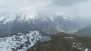 Sisli panorama, karlı dağlık platoda göl, dev Annapurna dağı, Nepal
