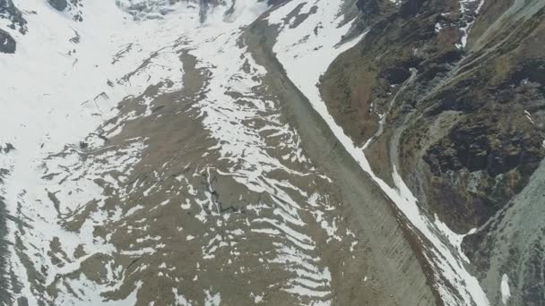 Vue aérienne large, moraine au pied du glacier Annapurna III, nuages sur la crête des neiges — Video