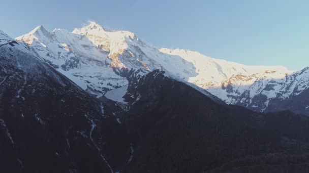 Vuelo aéreo a Annapurna II montaña gigante de nieve por encima de las laderas del bosque oscuro — Vídeo de stock