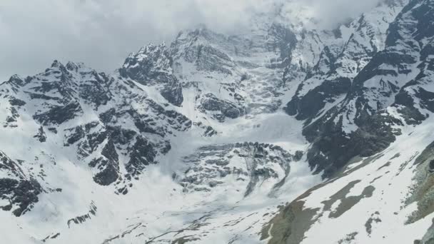 Impresionante cresta en el cielo de la montaña Annapurna III, sombras de nubes en la nieve glaciar — Vídeo de stock