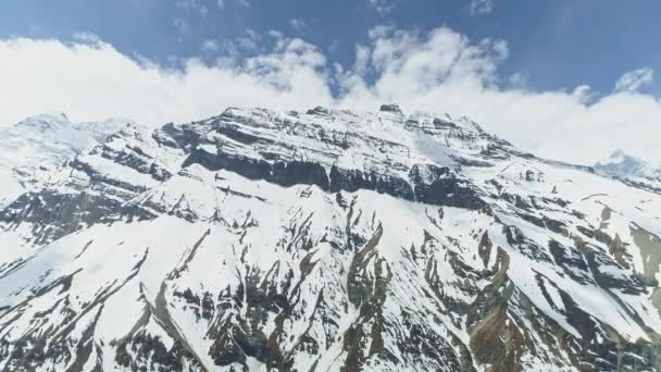 Fantastisk bottenvy på snöiga höga Mount Gangapurna, fantastisk topp, Nepal — Stockvideo