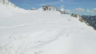 Dağlık arazi, büyük donmuş yamaç, kar çöküyor, çatlaklar, çığ tehlikesi