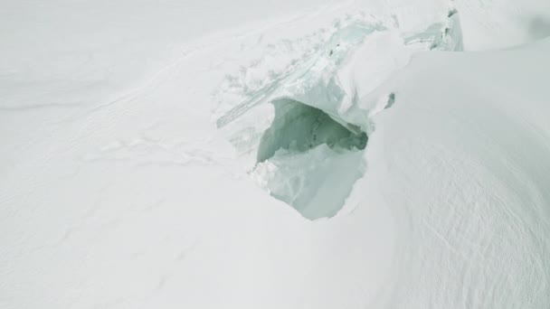 Impresionante cueva de nieve en la pendiente de la montaña, peligros de colapso pesado, nieve de espesor — Vídeos de Stock