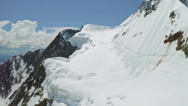 Felföldi madarak szem panoráma, alpinista ösvény vezet át hófehér hegy lejtőjén — Stock videók