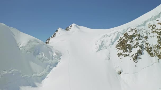 Linda montanha ensolarada, alpinistas ascendendo sobre encosta enorme com cargas de neve — Vídeo de Stock