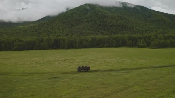 Panorama circular, aventura en camión, cruzando amplio campo verde alrededor de colina brumosa — Vídeos de Stock