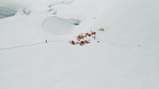 Alpinistas acampam na encosta branca da montanha da neve larga, base dos montanhistas das terras altas — Vídeo de Stock