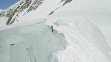 Çökmüş çukur ve derin kar, dağ yamacı, çığ tehlikesi