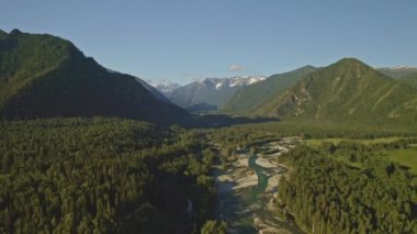 Manzaralı panorama, yoğun kozalaklı orman Zümrüt nehri üzerinde dağ vadisinde yetişir.