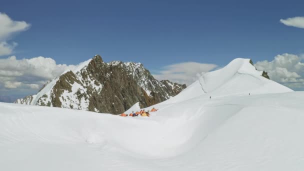 Alpinistas tenda acampamento na encosta das montanhas neve, montanhistas descansando antes da subida — Vídeo de Stock