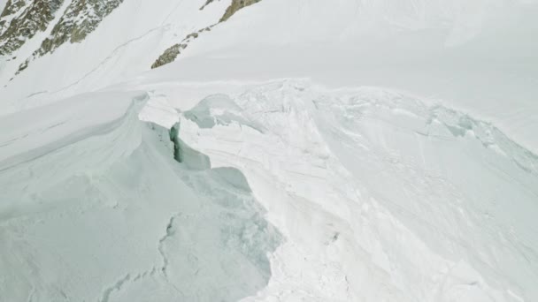 Huge collapsed hollow in deep thick snow, avalanche danger at mountains — Stock Video