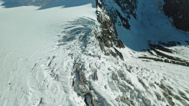 Grooved landscape, glaciär, isfall, enorma häftiga sprickor, svår frusen terräng — Stockvideo