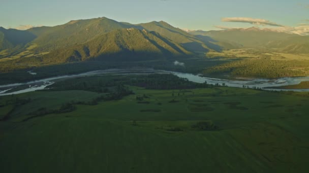 Panorama del amanecer, amplio valle del río, luz solar y sombras en colinas forestales — Vídeos de Stock