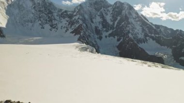 Manzaralı Alp manzarası, kayalık dağ, mavi gökyüzü, parlak karlı buzullar