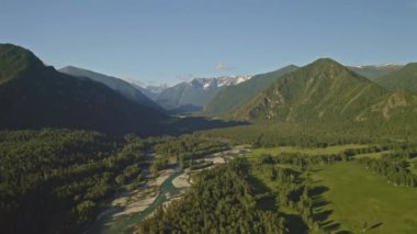 Manzaralı hava manzarası, el değmemiş yeşil sık ormanların arasında nehir vadisi.