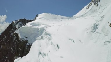 Kuşların gözü panorama, dağcıların yolu büyük kar beyazı dağ yamacına çıkar.