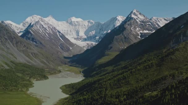 Panoráma, zavaros zöld jeges Akkem-tó fekszik lábainál havas Belukha-hegy — Stock videók