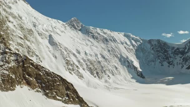 Окружающая альпийская панорама, грузы снега на замерзших горных склонах Акемской стены — стоковое видео
