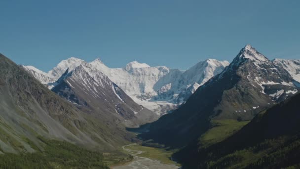 Malerisches Luftpanorama, schneebedeckter Belukha-Berg, der über dem Akkem-See thront — Stockvideo