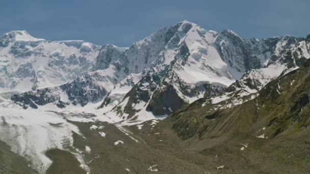Prachtig alpine panorama, besneeuwde witte Belukha Mount torent boven Akkem gletsjer — Stockvideo