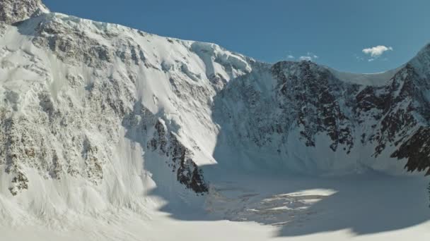 Escénico panorama alpino, nevado blanco helado Belukha montaña imponente en el cielo azul — Vídeos de Stock